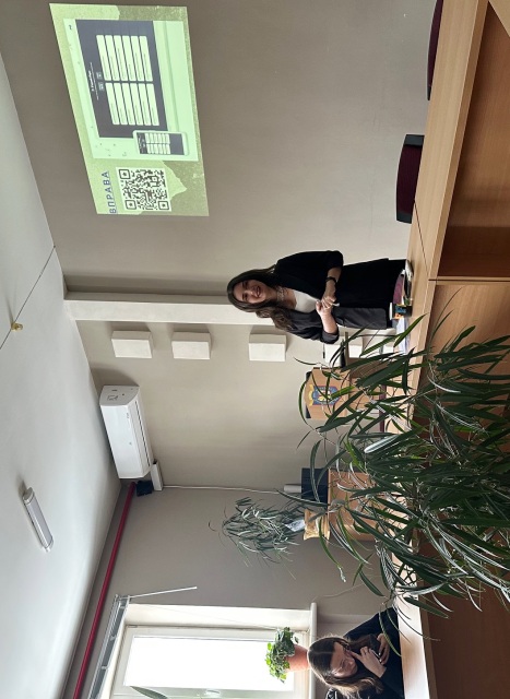 Лекторка Юлія Недзельська розповідає студентам про особливості інтегрованого підходу до вивчення історії в школі